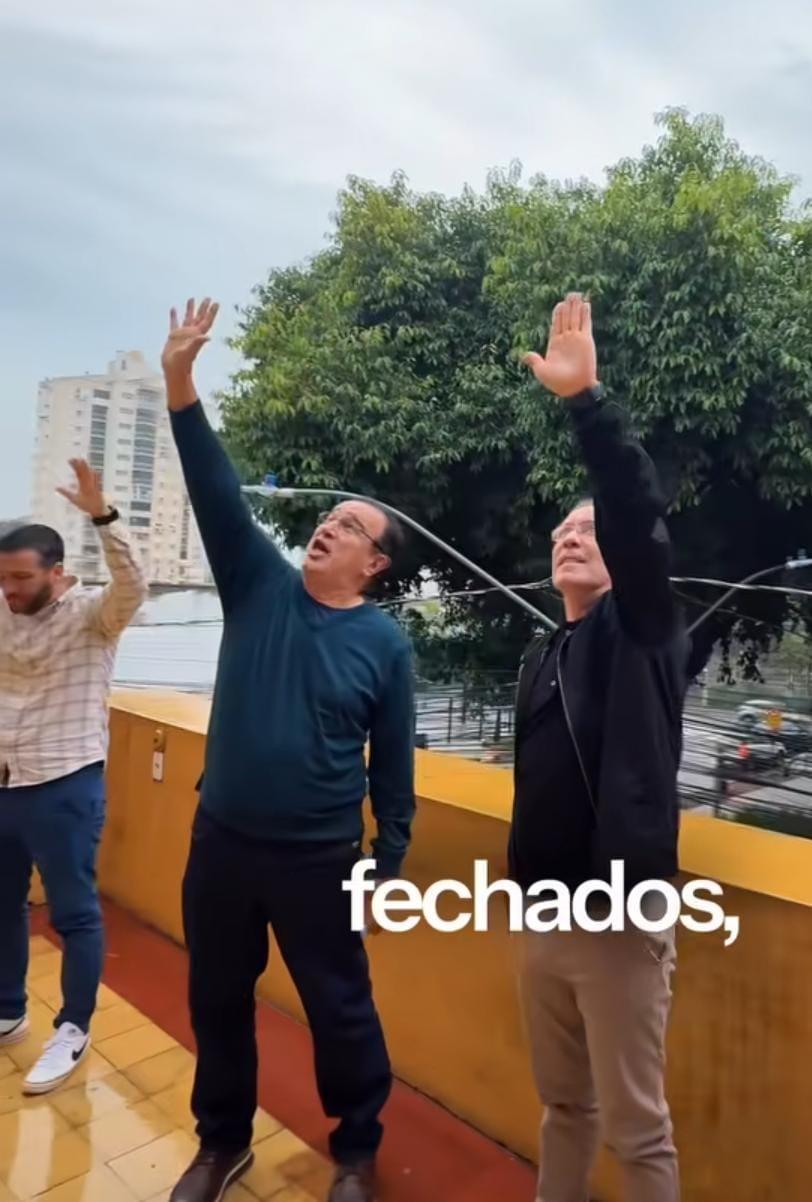 Prefeito de canoas Airton Souza se reune com pastores para momento de oração pela cidade de canoas