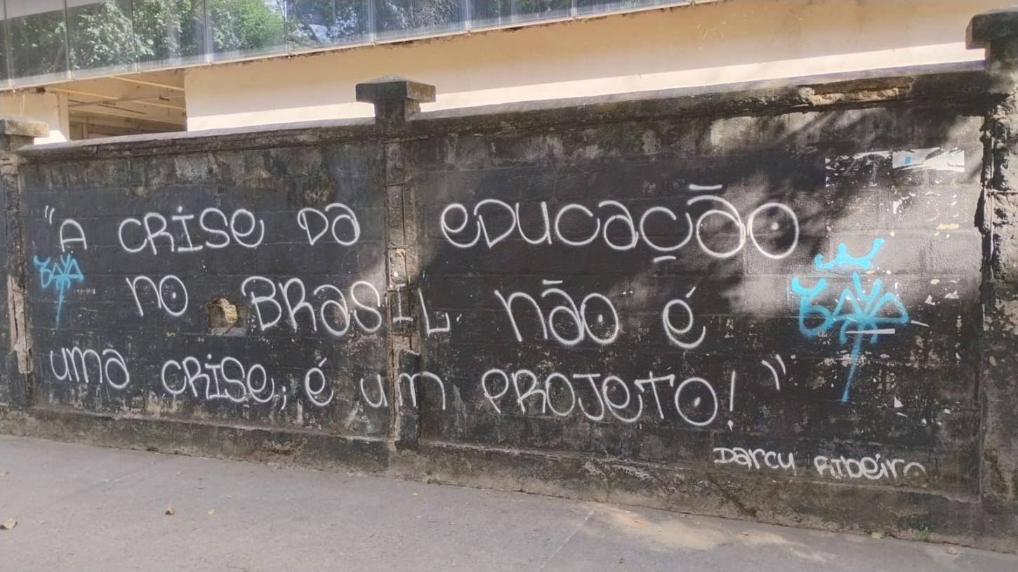 Educação em ruínas:
